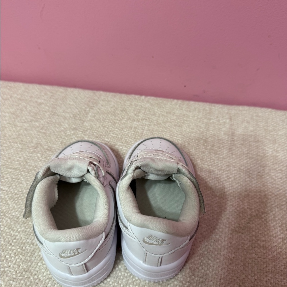Nike Kids White and Gray Sneakers size 4.5c - Picture 3 of 5